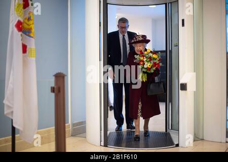 Königin Elizabeth II. Mit Generaldirektor Andrew Parker bei einem Besuch des Hauptquartiers des MI5 im Thames House in London. Stockfoto