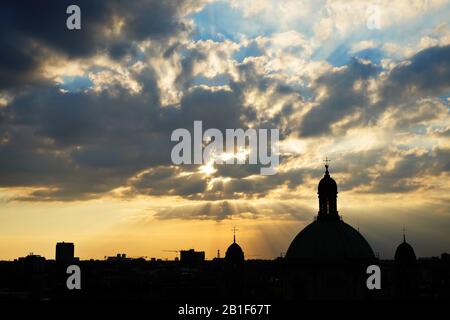 Die Silhouette der Mailänder Skyline der Kuppeln der Chiesa di Sant'Alessandro in den Kuppeln der Zebedia-Kirche und der hellblaue Himmel in die goldene Wolke Stockfoto