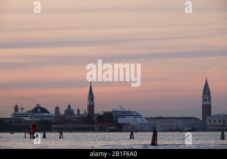 Ein großes Kreuzfahrtschiff dominiert die Skyline von Venedig, das am Giudecca-Kanal abfängt und die Kuppeln von San Giorgio Maggiore vom Lido aus über das San Marco-Becken hinausragt Stockfoto