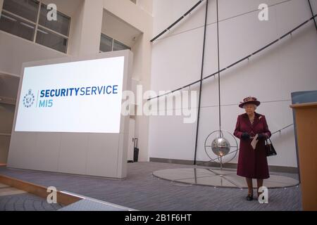 Königin Elizabeth II. Bei einem Besuch des Hauptquartiers des MI5 im Thames House in London. Stockfoto