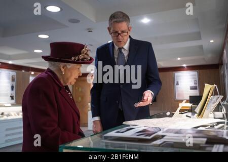 Königin Elizabeth II. Untersucht Artefakte im Zusammenhang mit MI5-D-Day-Operationen mit Generaldirektor Andrew Parker bei einem Besuch des Hauptquartiers des MI5 im Thames House in London. Stockfoto