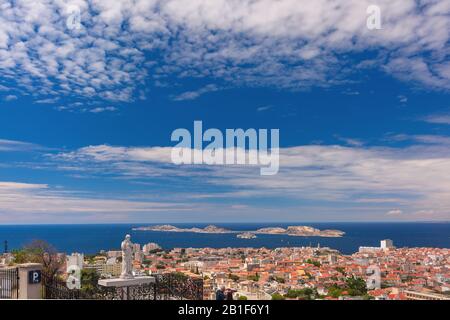 Antenne mit Panoramablick auf Marseille Skyline, Inseln und Hafen, Marseille, die zweitgrösste Stadt von Frankreich Stockfoto