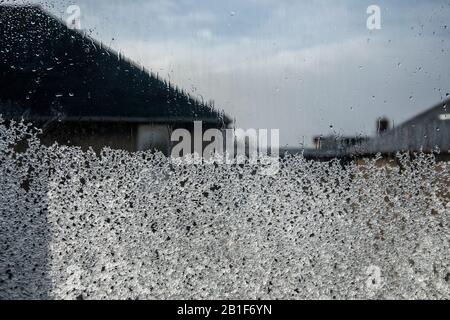 Glasgow, Schottland, Großbritannien. Februar 2020: Schmelzschlitten an einem Fenster. Stockfoto