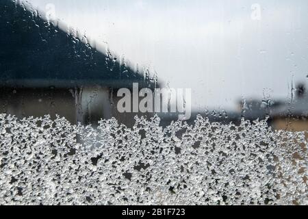 Glasgow, Schottland, Großbritannien. Februar 2020: Schmelzschlitten an einem Fenster. Stockfoto