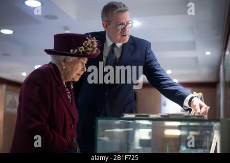 Königin Elizabeth II. Untersucht Artefakte im Zusammenhang mit MI5-D-Day-Operationen mit Generaldirektor Andrew Parker bei einem Besuch des Hauptquartiers des MI5 im Thames House in London. Stockfoto