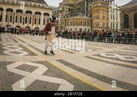 Guildhall, London, Großbritannien. Februar 2020. Shrove Tuesday, auch bekannt als "Pancake Day", sieht Teams von Teilnehmern aus den Liveries der City of London in ihren Regalien und ihrem schicken Kleid an, während sie sich bei Pfannkuchenrennen gegenseitig anziehen. Die jährliche Tradition findet außerhalb der Guildhall der Stadt statt. Kredit: Imageplotter/Alamy Live News Stockfoto