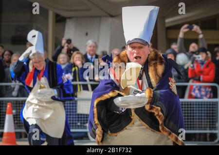 Guildhall, London, Großbritannien. Februar 2020. Die Teilnehmer Rennen mit ihren Pfannen in der Hand. Shrove Tuesday, auch bekannt als "Pancake Day", sieht Teams von Teilnehmern aus den Liveries der City of London in ihren Regalien und ihrem schicken Kleid an, während sie sich bei Pfannkuchenrennen gegenseitig anziehen. Die jährliche Tradition findet außerhalb der Guildhall der Stadt statt. Kredit: Imageplotter/Alamy Live News Stockfoto