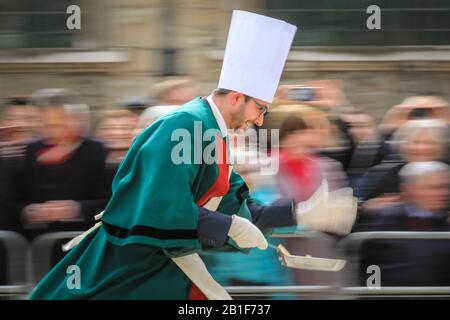 Guildhall, London, Großbritannien. Februar 2020. Die Teilnehmer Rennen mit ihren Pfannen in der Hand. Shrove Tuesday, auch bekannt als "Pancake Day", sieht Teams von Teilnehmern aus den Liveries der City of London in ihren Regalien und ihrem schicken Kleid an, während sie sich bei Pfannkuchenrennen gegenseitig anziehen. Die jährliche Tradition findet außerhalb der Guildhall der Stadt statt. Kredit: Imageplotter/Alamy Live News Stockfoto