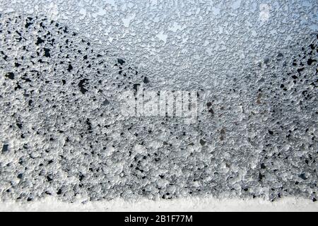 Glasgow, Schottland, Großbritannien. Februar 2020: Schmelzschlitten an einem Fenster. Stockfoto