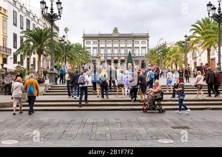 Touristen auf der Plaza de Santa Ana mit Rathaus im Hintergrund, La Vegueta, Altstadt, Las Palmas de Gran Canaria, Gran Canaria Stockfoto