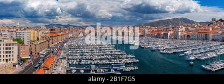 Panoramablick auf den sonnigen Alten Vieux Port am sonnigen Tag im historischen Stadtzentrum von Marseille am sonnigen Tag, Frankreich Stockfoto