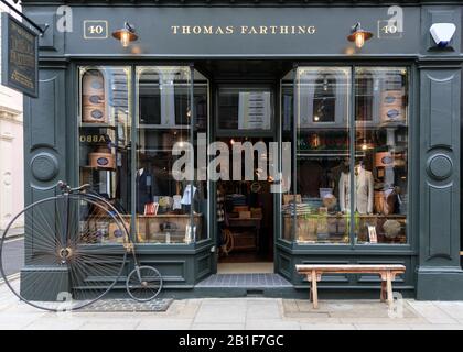 Außenansicht des traditionellen britischen Herrenbekleidgeschäfts von Thomas Farthing, Feinschmäherei in Bloomsbury, London, Großbritannien Stockfoto