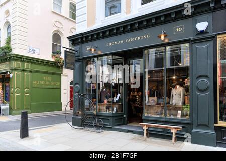 Außenansicht des traditionellen britischen Herrenbekleidgeschäfts von Thomas Farthing, Feinschmäherei in Bloomsbury, London, Großbritannien Stockfoto