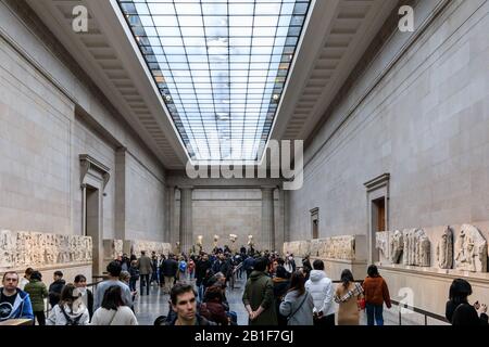 Besucher sehen die Parthenon Marbles, auch bekannt als Elgin Marbles im British Museum, Parthenon Gallery, London, England, Großbritannien Stockfoto