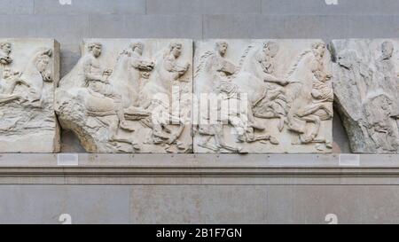 Die South Frieze, die Elgin Marbles, auch bekannt als Parthenon Marbles im British Museum, Parthenon Gallery, London, England, Großbritannien Stockfoto