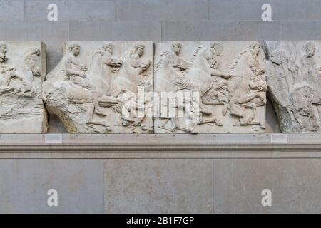 Die South Frieze, Parthenon Marbles, auch bekannt als Elgin Marbles im British Museum, Parthenon Gallery, London, England, Großbritannien Stockfoto