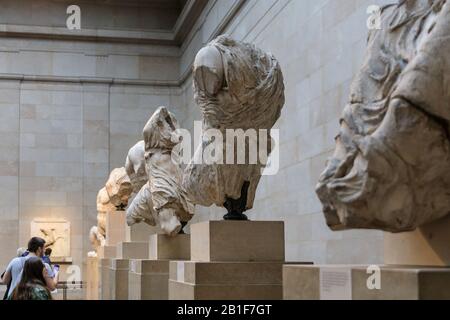 Besucher sehen die Parthenon Marbles, auch bekannt als Elgin Marbles im British Museum, West Pediment, Parthenon Gallery, London, England, Großbritannien Stockfoto