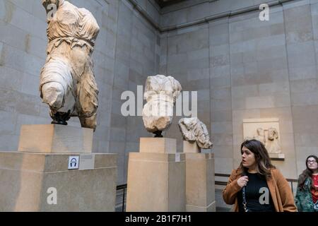 Ein Besucher sieht die Parthenon Marbles, auch bekannt als die Elgin Marbles im British Museum, West Pediment, Parthenon Gallery, London, England, Großbritannien Stockfoto