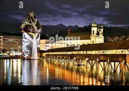 Wassertum mit Lichtinstallation, Rechte Kapellenbrücke, hinter der Jesuitenkirche an der Reuss in der Dämmerung, Altstadt, Lilu, Lichtfest 2020, Luzern Stockfoto