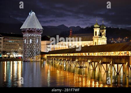 Wassertum mit Lichtinstallation, Rechte Kapellenbrücke, hinter der Jesuitenkirche an der Reuss in der Dämmerung, Altstadt, Lilu, Lichtfest 2020, Luzern Stockfoto