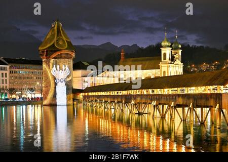 Wassertum mit Lichtinstallation, Rechte Kapellenbrücke, hinter der Jesuitenkirche an der Reuss in der Dämmerung, Altstadt, Lilu, Lichtfest 2020, Luzern Stockfoto