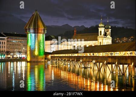 Wassertum mit Lichtinstallation, Rechte Kapellenbrücke, hinter der Jesuitenkirche an der Reuss in der Dämmerung, Altstadt, Lilu, Lichtfest 2020, Luzern Stockfoto