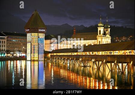 Wassertum mit Lichtinstallation, Rechte Kapellenbrücke, hinter der Jesuitenkirche an der Reuss in der Dämmerung, Altstadt, Lilu, Lichtfest 2020, Luzern Stockfoto