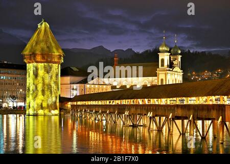 Wassertum mit Lichtinstallation, Rechte Kapellenbrücke, hinter der Jesuitenkirche an der Reuss in der Dämmerung, Altstadt, Lilu, Lichtfest 2020, Luzern Stockfoto