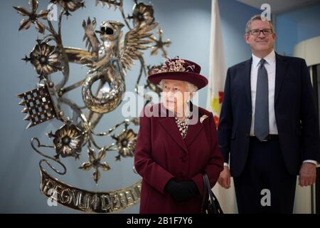 Königin Elizabeth II. Mit Generaldirektor Andrew Parker bei einem Besuch des Hauptquartiers des MI5 im Thames House in London. Stockfoto