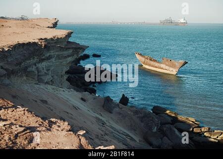 Nouadhibou, Mauretanien, 18. JANUAR 2020: Verlassene und entgleiste alte Schiffswrack an der Atlantikküste nahe der Sahara in Afrika Stockfoto