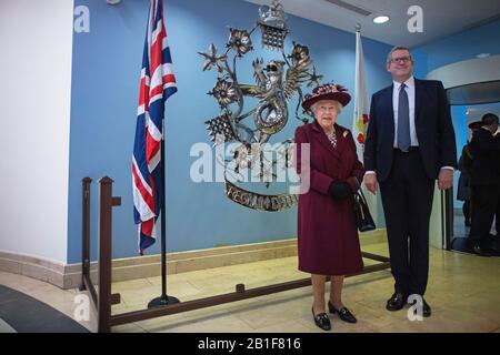 Königin Elizabeth II. Mit Generaldirektor Andrew Parker bei einem Besuch des Hauptquartiers des MI5 im Thames House in London. Stockfoto