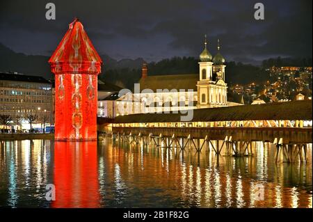 Wassertum mit Lichtinstallation, Rechte Kapellenbrücke, hinter der Jesuitenkirche an der Reuss in der Dämmerung, Altstadt, Lilu, Lichtfest 2020, Luzern Stockfoto