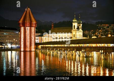 Wassertum mit Lichtinstallation, Rechte Kapellenbrücke, hinter der Jesuitenkirche an der Reuss in der Dämmerung, Altstadt, Lilu, Lichtfest 2020, Luzern Stockfoto