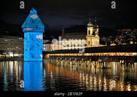 Wassertum mit Lichtinstallation, Rechte Kapellenbrücke, hinter der Jesuitenkirche an der Reuss in der Dämmerung, Altstadt, Lilu, Lichtfest 2020, Luzern Stockfoto