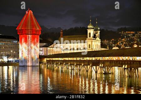 Wassertum mit Lichtinstallation, Rechte Kapellenbrücke, hinter der Jesuitenkirche an der Reuss in der Dämmerung, Altstadt, Lilu, Lichtfest 2020, Luzern Stockfoto