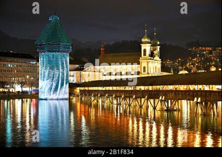 Wassertum mit Lichtinstallation, Rechte Kapellenbrücke, hinter der Jesuitenkirche an der Reuss in der Dämmerung, Altstadt, Lilu, Lichtfest 2020, Luzern Stockfoto