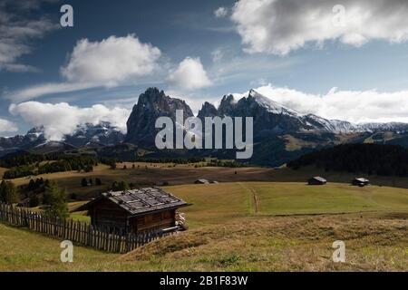 Hütte vor dem Gebirge, Sassolungo und Plattkofel, Seiser Alm, Südtirol, Italien Stockfoto