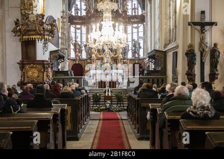 Melnik, Tschechien. Februar 2020. Der letzte Abschied von Vladimir Hradec, der in den 1950er Jahren mit der antikommunistischen Widerstandsgruppe der Masin-Brüder kooperierte, fand am 25. Februar 2020 in Melnik in Tschechien statt. Hradec starb im Alter von 88 Jahren. Credit: VIT Cerny/CTK Photo/Alamy Live News Stockfoto