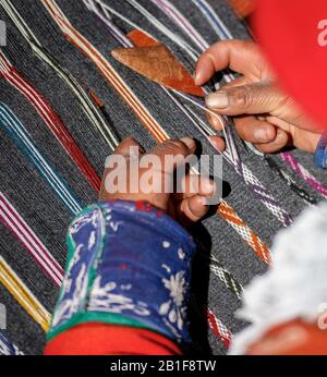 Traditionelle Weberei mit Alpaka und Llama-Wolle von der einheimischen Frau aus Ccacccollo im Heiligen Tal, Peru. Stockfoto