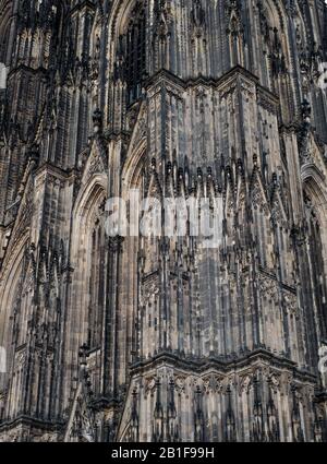 Die beeindruckende gotisch-gotische Fassade des Kölner Doms, eine große Sehenswürdigkeit. Stockfoto