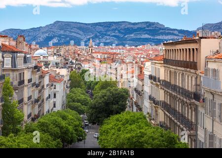 Luftaufnahme des historischen Stadtzentrums von Marseille und Montee de la bonne Mere, Frankreich Stockfoto