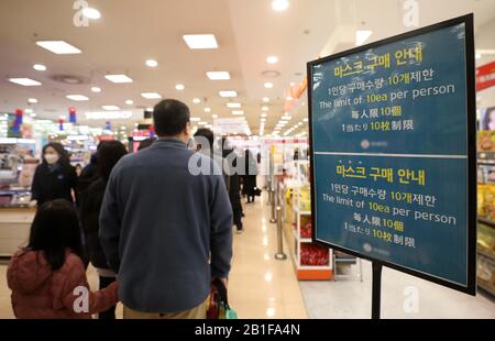 Seoul, Südkorea. Februar 2020. Die Anwohner werden am 25. Februar 2020 in einem Supermarkt in Seoul, Südkorea Gesichtsmasken kaufen. Südkorea bestätigte 144 weitere Fälle der COVID-19 am Dienstag, wodurch die Gesamtzahl der Infektionen auf 977 angehoben wurde, und die Zahl der Todesopfer stieg auf 10. (NEWSIS/Handout über Xinhua) Credit: Xinhua/Alamy Live News Stockfoto