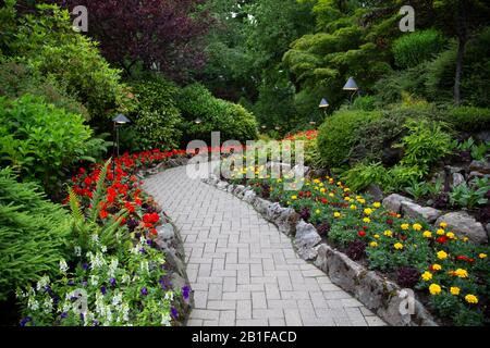 Gartenweg mit Blumenverzierung Stockfoto