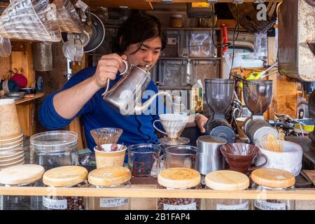 Tokio Japan. Straßenstall mit Tee und Kaffee Stockfoto