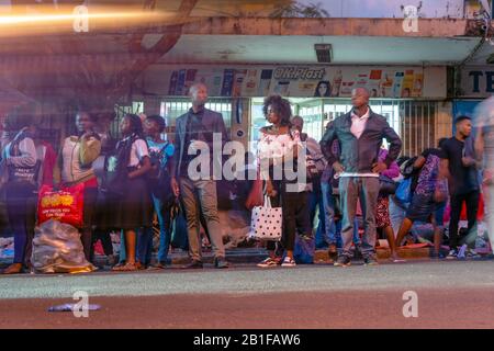 Maputo, Mosambik - 15. Mai 2019: Viele Anwohner warten auf einen Bus in der Hauptstadt Stockfoto