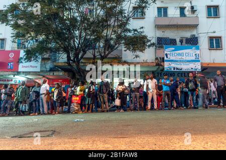 Maputo, Mosambik - 15. Mai 2019: Viele Anwohner warten auf einen Bus in der Hauptstadt Stockfoto