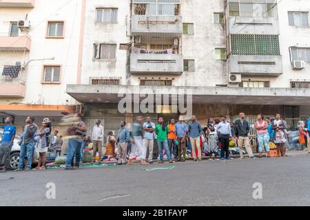 Maputo, Mosambik - 15. Mai 2019: Viele Anwohner warten auf einen Bus in der Hauptstadt Stockfoto