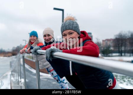 Reife Frauen, Die Push-Ups Im Park Am Schönen Wintertag Machen. Aktiver Lebensstil Der Senioren. Freunde Mittleren Alters Verbringen Zeit Miteinander. Stockfoto
