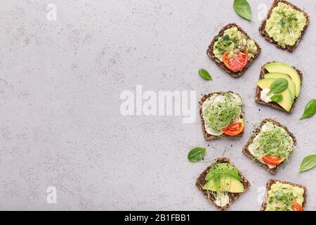 Sandwiches mit Gemüse, Baby-Spinat und Samen Stockfoto