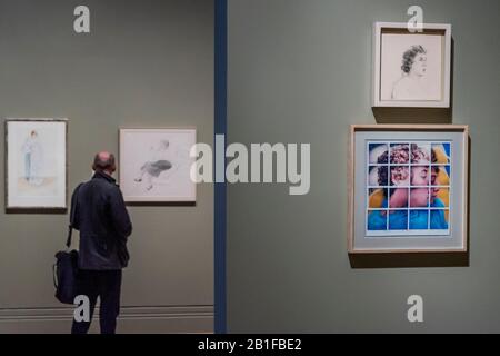 London, Großbritannien. Februar 2020. Gregory. Los Angeles - David Hockney: Zeichnung aus Dem Leben, eine neue Ausstellung in der National Portrait Gallery. Es erkundet Hockney als Zeichner von den 1950er bis zur Gegenwart, indem es sich auf Darstellungen von sich selbst und einer kleinen Gruppe von Sittern in seiner Nähe konzentriert. Mit rund 150 Werken aus öffentlichen und privaten Sammlungen auf der ganzen Welt sowie von der David Hockney Foundation und dem Künstler. Sie läuft vom 27. Februar bis 28. Juni 2020. Credit: Guy Bell/Alamy Live News Stockfoto